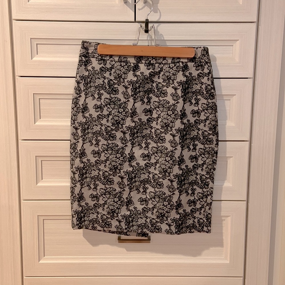 Ann Taylor classy skirt in taupe and black lace
